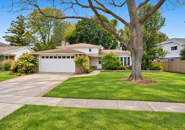 Single family home for sale at 326 Greentree Pkwy, Libertyville, IL 60048 | MLS# 12779913