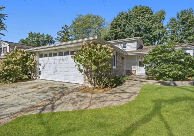 Photo 1 of Single family home for sale at 326 Greentree Pkwy, Libertyville, IL 60048 | MLS# 12779913 | Listing updated on 2026-10-21