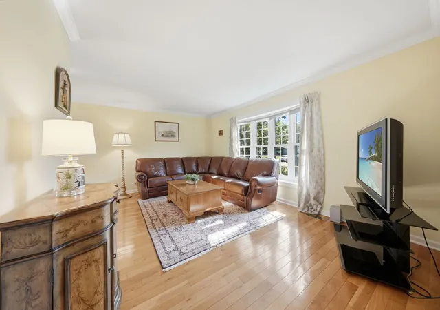 Photo 3 of Single family home for sale at 326 Greentree Pkwy, Libertyville, IL 60048 | MLS# 12779913 | Listing updated on 2026-10-21