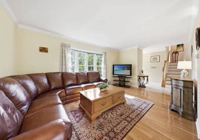 Photo 4 of Single family home for sale at 326 Greentree Pkwy, Libertyville, IL 60048 | MLS# 12779913 | Listing updated on 2026-10-21
