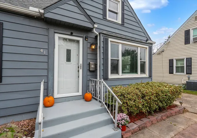 Photo 1 of Single family home for sale at 41 Blackhawk Hills Dr, Rock Island, IL 61201 | MLS# 12779925 | Listing updated on 2026-10-21