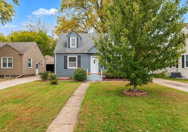 Photo 2 of Single family home for sale at 41 Blackhawk Hills Dr, Rock Island, IL 61201 | MLS# 12779925 | Listing updated on 2026-10-21