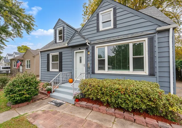 Photo 3 of Single family home for sale at 41 Blackhawk Hills Dr, Rock Island, IL 61201 | MLS# 12779925 | Listing updated on 2026-10-21