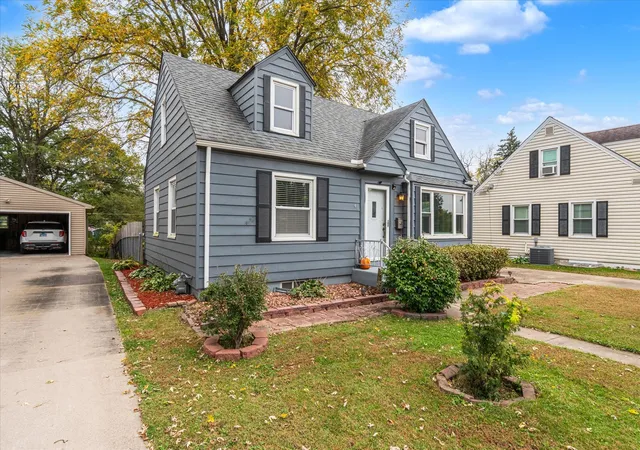 Photo 4 of Single family home for sale at 41 Blackhawk Hills Dr, Rock Island, IL 61201 | MLS# 12779925 | Listing updated on 2026-10-21
