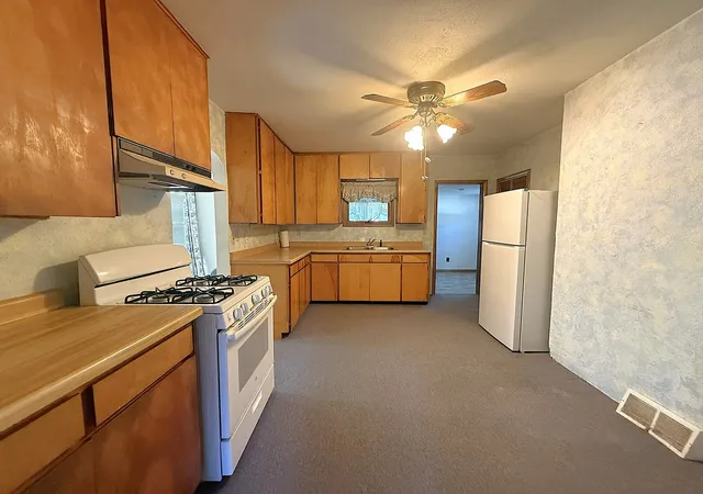 Photo 4 of Single family home for sale at 809 Inlet Ave, Dixon, IL 61021 | MLS# 12779928 | Listing updated on 2026-10-07