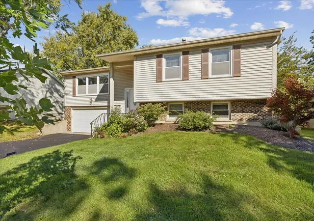 Photo 1 of Single family home for sale at 990 Brush Hl Ln, Lake Zurich, IL 60047 | MLS# 12779952 | Listing updated on 2026-10-08