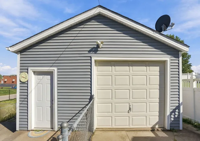 Photo 2 of Single family home for sale at 1925 N Elsie Ave, Davenport, IA 52804 | MLS# 12779963 | Listing updated on 2026-10-15