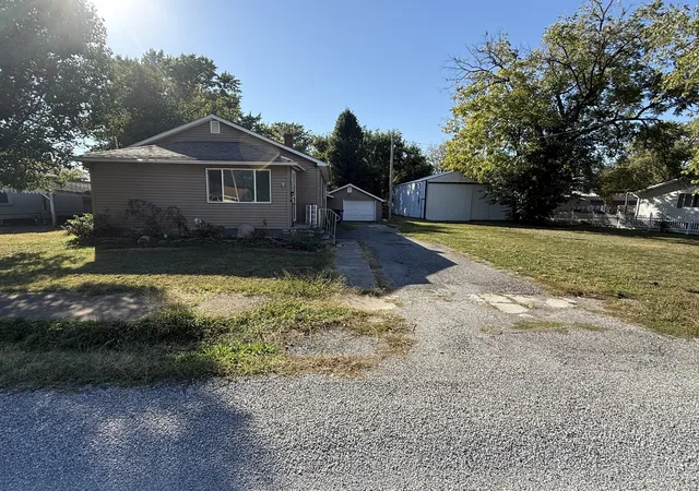 Single family home for sale at 905 Glendale St, Benton, IL 62812 | MLS# 12779979