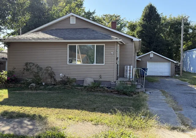 Photo 1 of Single family home for sale at 905 Glendale St, Benton, IL 62812 | MLS# 12779979 | Listing updated on 2026-10-13