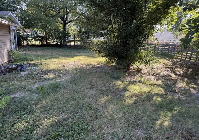 Photo 3 of Single family home for sale at 905 Glendale St, Benton, IL 62812 | MLS# 12779979 | Listing updated on 2026-10-13