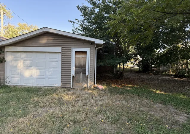 Photo 4 of Single family home for sale at 905 Glendale St, Benton, IL 62812 | MLS# 12779979 | Listing updated on 2026-10-13