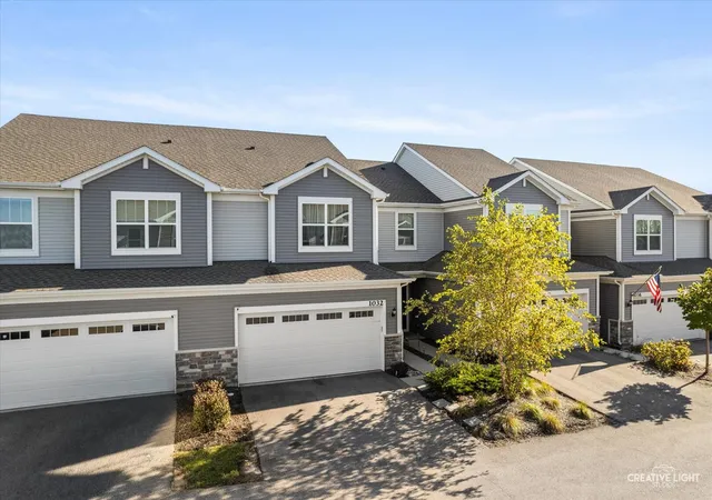 Photo 3 of Townhouse for sale at 1032 Moraine Dr, South Elgin, IL 60177 | MLS# 12779982 | Listing updated on 2026-10-09