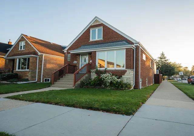 Photo 1 of Single family home for sale at 3901 N New England Ave, Chicago, IL 60634 | MLS# 12779983 | Listing updated on 2026-10-28