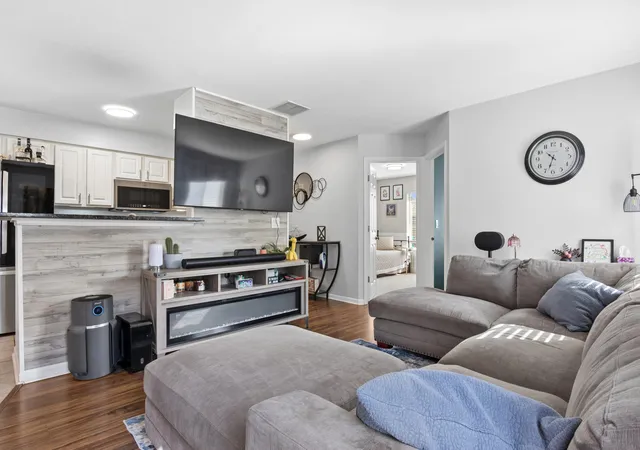 Photo 4 of Single family home for sale at 156 Sycamore Ave, Streamwood, IL 60107 | MLS# 12779991 | Listing updated on 2026-10-22
