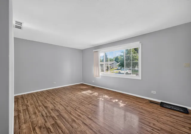 Photo 3 of Single family home for sale at 1622 W Celebrity Cir, Hanover Park, IL 60133 | MLS# 12779994 | Listing updated on 2026-10-08