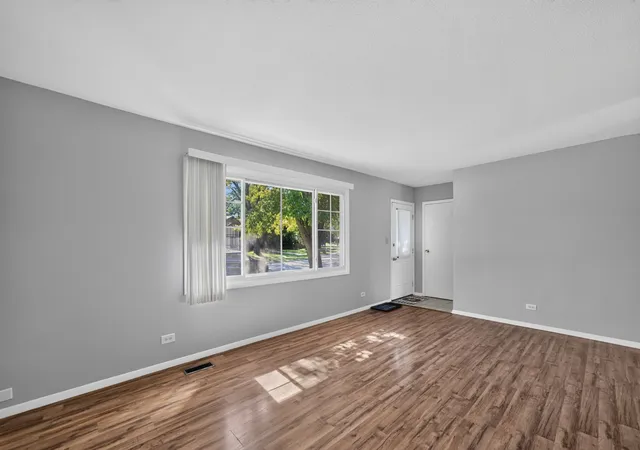 Photo 4 of Single family home for sale at 1622 W Celebrity Cir, Hanover Park, IL 60133 | MLS# 12779994 | Listing updated on 2026-10-08