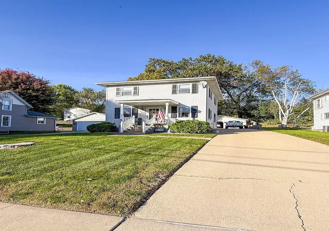 Photo 2 of Single family home for sale at 204 Towne St, Morrison, IL 61270 | MLS# 12779998 | Listing updated on 2026-10-09