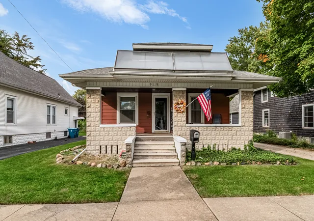 Photo 3 of Single family home for sale at 919 E Washington St, Pontiac, IL 61764 | MLS# 12780008 | Listing updated on 2026-10-21