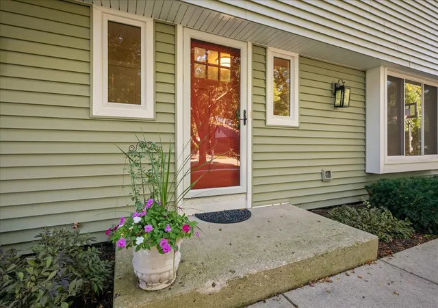 Photo 2 of Single family home for sale at 550 Longmeadow Cir, St. Charles, IL 60174 | MLS# 12780025 | Listing updated on 2026-10-09