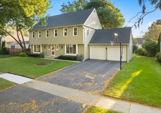 Photo 3 of Single family home for sale at 550 Longmeadow Cir, St. Charles, IL 60174 | MLS# 12780025 | Listing updated on 2026-10-09