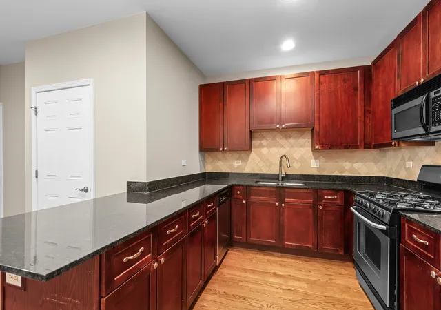 Photo 4 of Condo for sale at 5300 N Lincoln Ave #3C, Chicago, IL 60625 | MLS# 12780039 | Listing updated on 2026-10-08