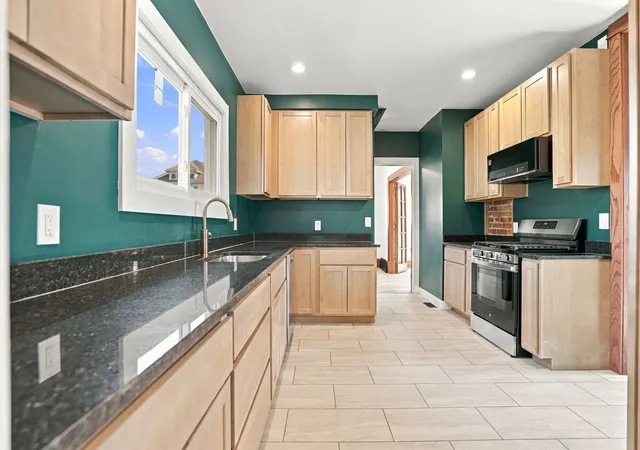 Photo 2 of Single family home for sale at 2528 Farnam St, Davenport, IA 52803 | MLS# 12780063 | Listing updated on 2026-10-27