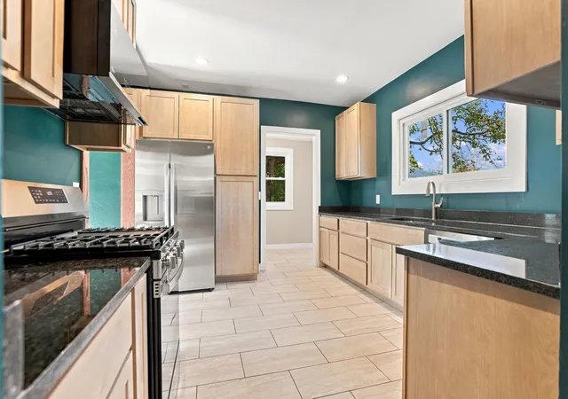 Photo 3 of Single family home for sale at 2528 Farnam St, Davenport, IA 52803 | MLS# 12780063 | Listing updated on 2026-10-27