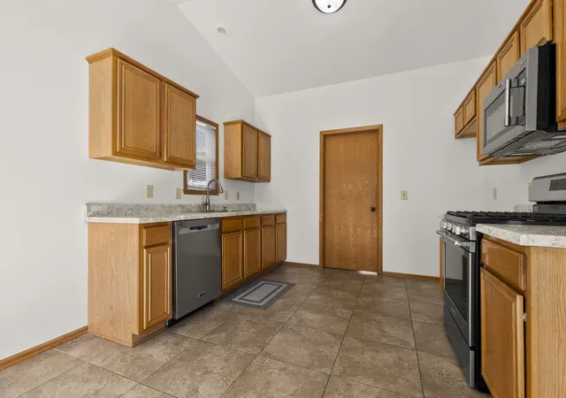 Photo 4 of Sale Pending at 307 White Oak Dr, Poplar Grove, IL 61065 | MLS# 12780072 | Listing updated on 2026-10-14