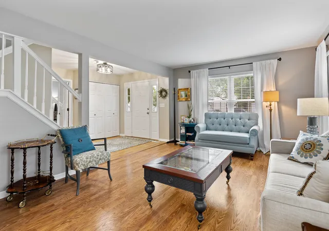 Photo 3 of Single family home for sale at 1450 Ashwood Dr, Elgin, IL 60123 | MLS# 12780092 | Listing updated on 2026-10-09