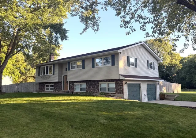 Photo 2 of Single family home for sale at 4901 Bonner Dr, Mc Henry, IL 60050 | MLS# 12780102 | Listing updated on 2026-10-21