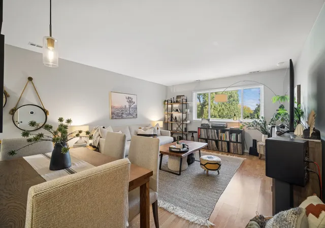 Listing Photo 4 - Condo for sale in building located at 660 Perrie Dr, Elk Grove Village, IL 60007 - Unit #201