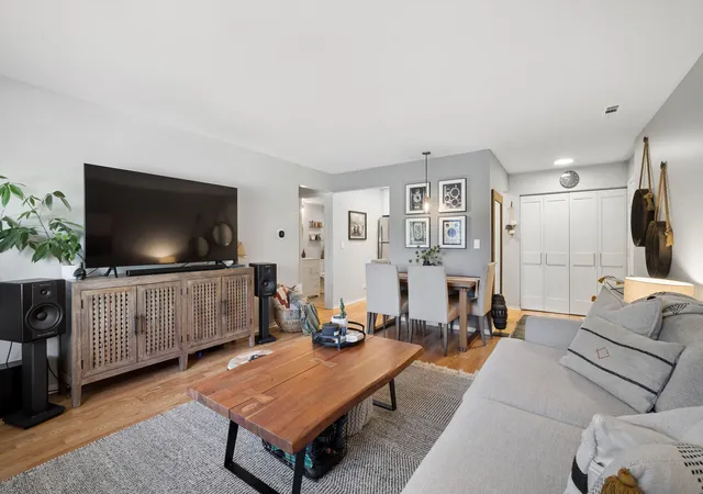 Listing Photo 5 - Condo for sale in building located at 660 Perrie Dr, Elk Grove Village, IL 60007 - Unit #201