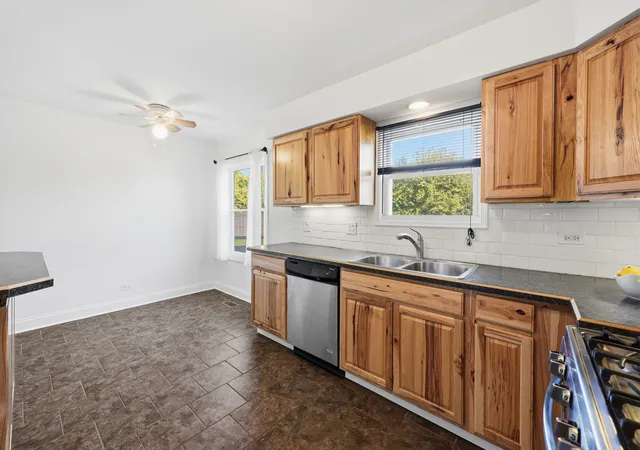 Photo 3 of Single family home for sale at 1050 Applewood Ln, Algonquin, IL 60102 | MLS# 12780119 | Listing updated on 2026-10-09