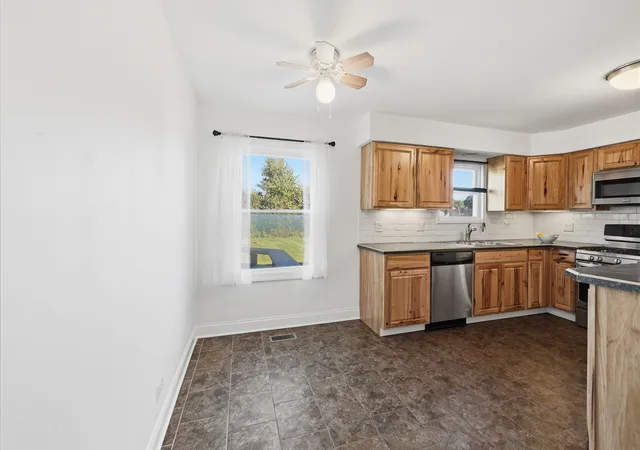 Photo 3 of Single family home for sale at 1050 Applewood Ln, Algonquin, IL 60102 | MLS# 12780119 | Listing updated on 2026-10-09