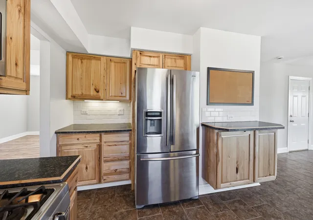 Photo 4 of Single family home for sale at 1050 Applewood Ln, Algonquin, IL 60102 | MLS# 12780119 | Listing updated on 2026-10-09