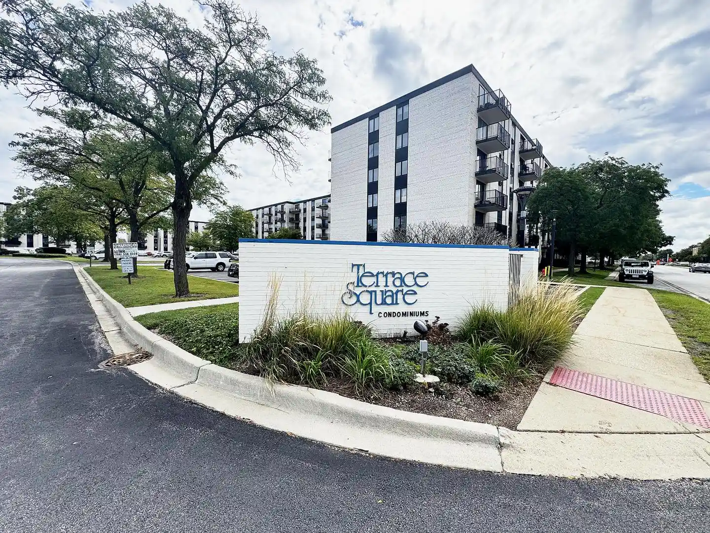 Listing Photo 2 - Condo for sale in 9098 W Ter Dr located at 9098 W Ter Dr, Niles, IL 60714 - Unit #4-K