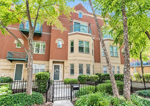 Photo 1 of Townhouse for sale at 4530 S Woodlawn Ave #305, Chicago, IL 60653 | MLS# 12780124 | Listing updated on 2026-10-08