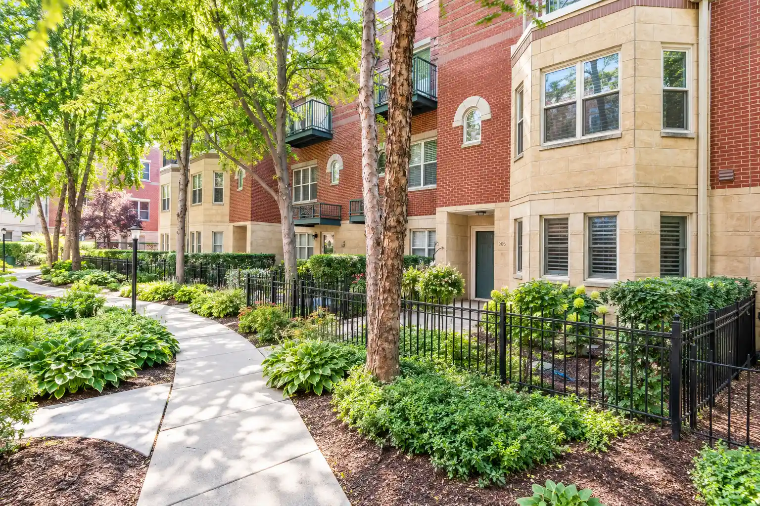 Listing Photo 2 - Condo for sale in 4530 S Woodlawn Ave located at 4530 S Woodlawn Ave, Chicago, IL 60653 - Unit #305