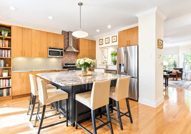 Photo 3 of Townhouse for sale at 4530 S Woodlawn Ave #305, Chicago, IL 60653 | MLS# 12780124 | Listing updated on 2026-10-08