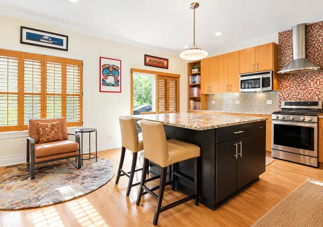 Listing Photo 4 - Condo for sale in building located at 4530 S Woodlawn Ave, Chicago, IL 60653 - Unit #305
