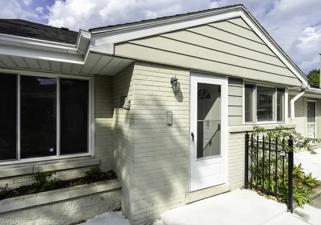 Photo 2 of Single family home for sale at 7261 N E Prairie Rd, Lincolnwood, IL 60712 | MLS# 12780137 | Listing updated on 2026-10-08