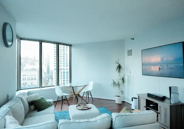 Listing Photo 4 - Condo for sale in building located at 400 N Lasalle Blvd, Chicago, IL 60654 - Unit #1401