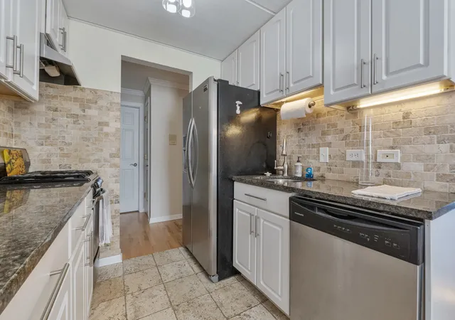 Listing Photo 4 - Condo for sale in building located at 9143 S Roberts Rd, Hickory Hills, IL 60457 - Unit #21