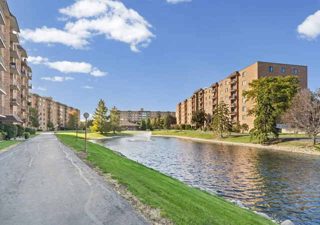 Listing Photo 3 - Condo for sale in building located at 1747 W Crystal Ln, Mount Prospect, IL 60056 - Unit #207