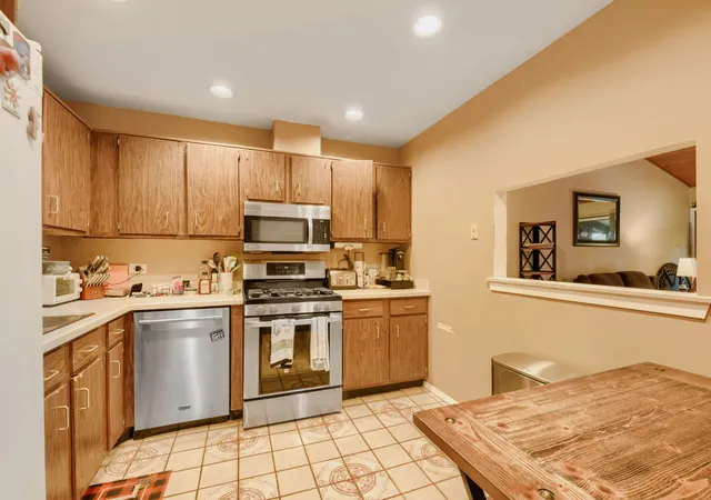 Listing Photo 5 - Condo for sale in building located at 14509 Sussex Ct, Oak Forest, IL 60452 - Unit #PH3