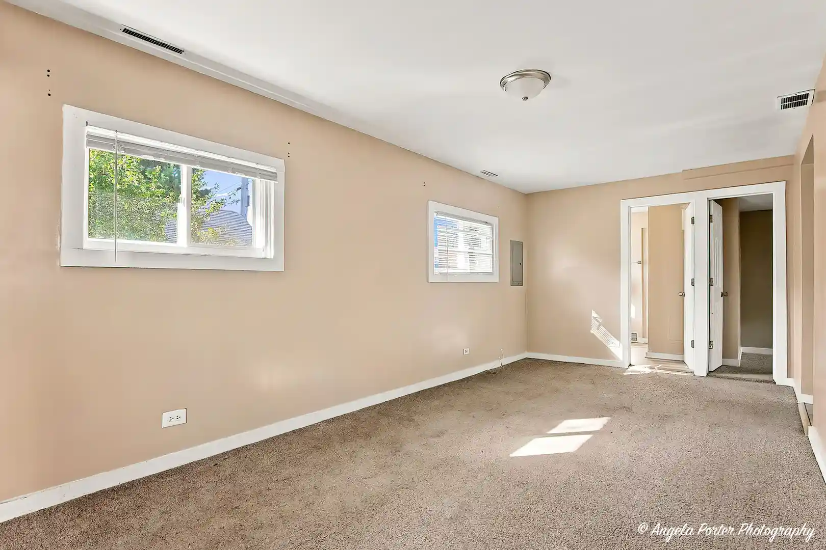 Photo 3 of Single family home for sale at 420 Washington Park, Waukegan, IL 60085 | MLS# 12780178 | Listing updated on 2026-10-08