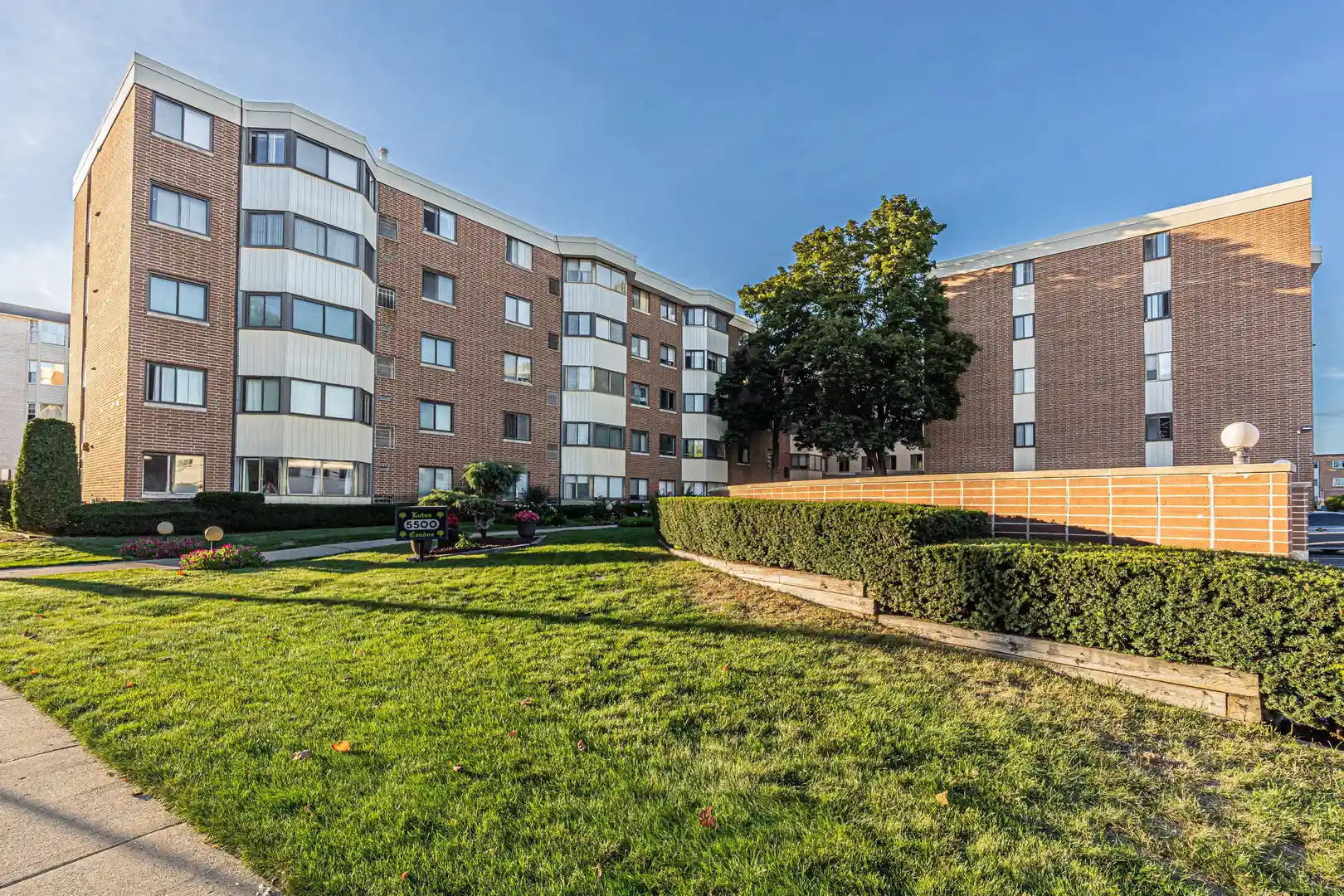 Listing Photo 2 - Condo for sale in 5500 Lincoln Ave located at 5500 Lincoln Ave, Morton Grove, IL 60053 - Unit #504W