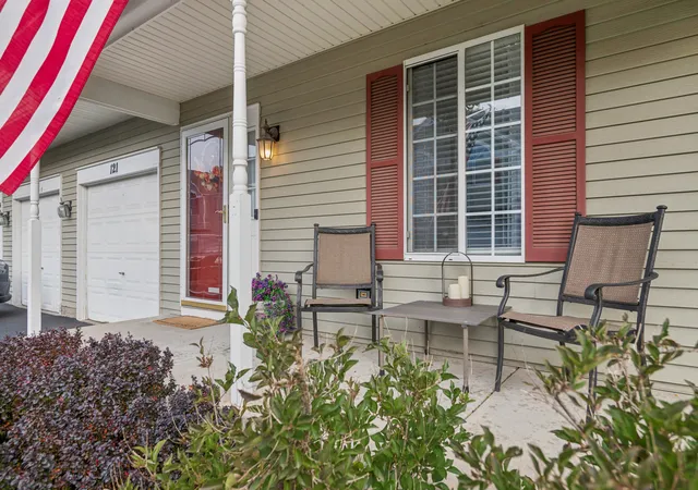 Listing Photo 2 - Condo for sale in building located at 121 Vlg Creek Dr, Lake In The Hills, IL 60156 - Unit #121