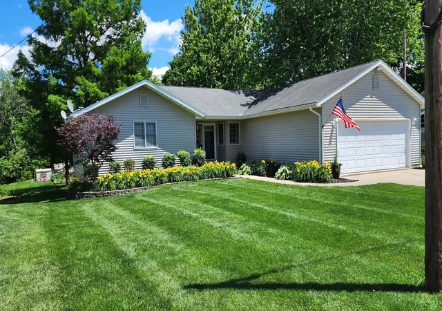 Photo 1 of Single family home for sale at 502 S Stevens St, Newton, IL 62448 | MLS# 12780271 | Listing updated on 2026-10-22