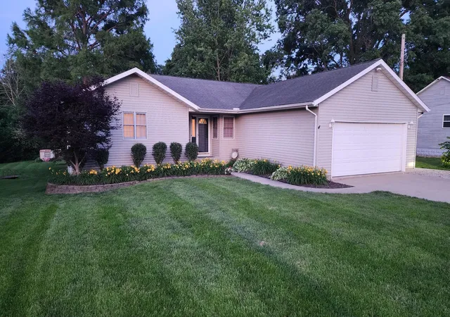 Photo 3 of Single family home for sale at 502 S Stevens St, Newton, IL 62448 | MLS# 12780271 | Listing updated on 2026-10-22